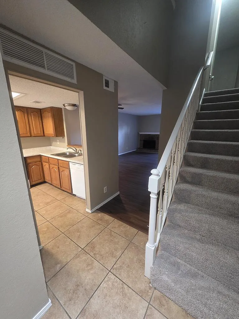 2 bed, 2.5 bath, 1047 sqft, $1,850 — Photo 3