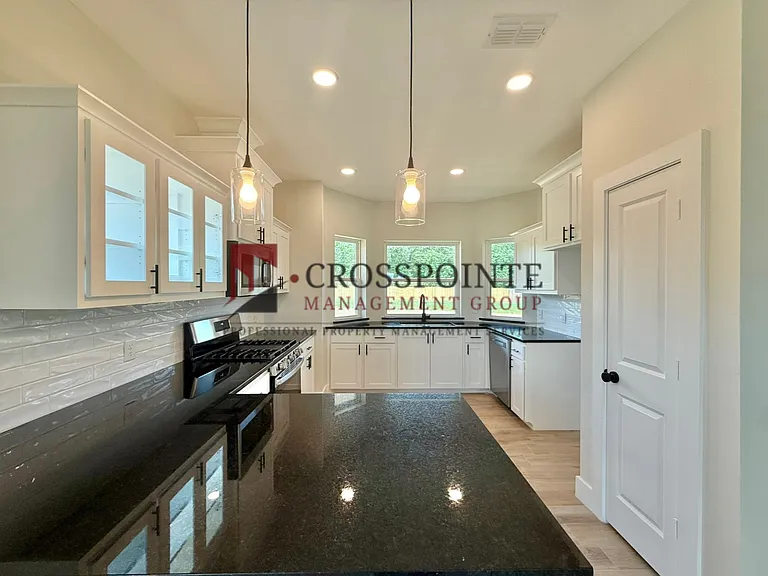 17430 Crossing Cir — Photo 5