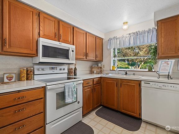 4th image of 8405 55th Avenue NE #16