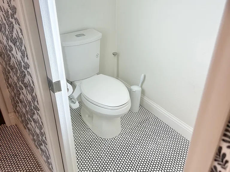921 York St — Photo 23