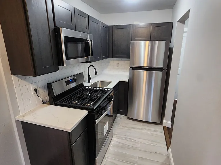 420 W 7th St — Photo 9