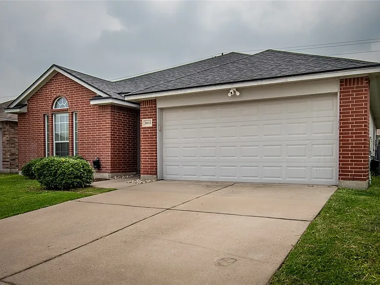 3810 Los Arroyos Dr — Photo 2