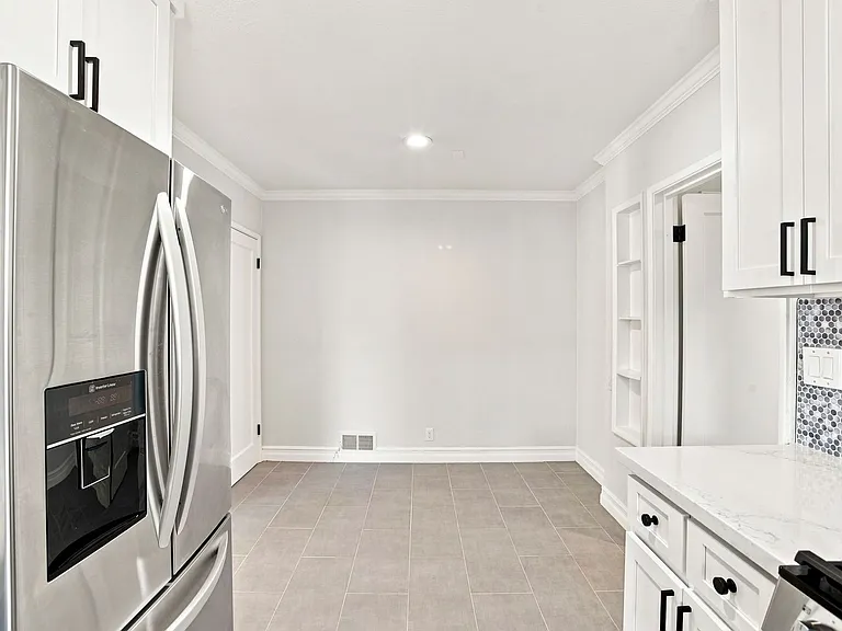 864 Erie St — Photo 11