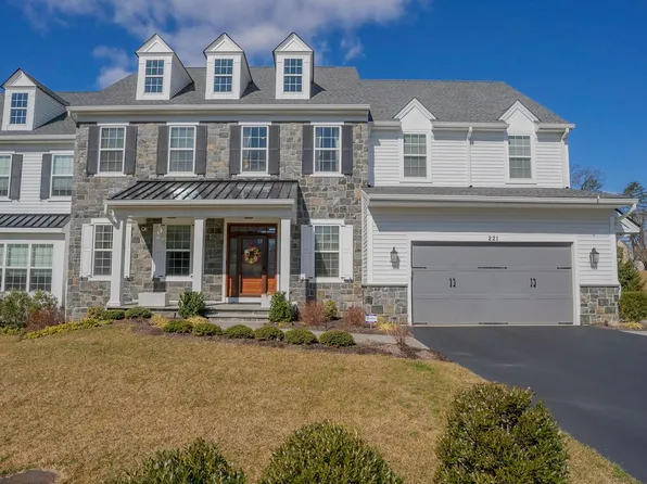 221 Manor Rd, Lafayette Hill, PA 19444