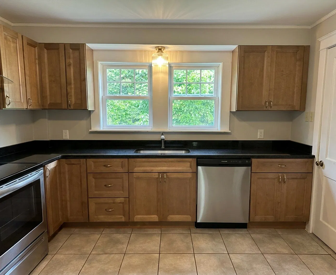 3 bed, 1350 sqft, $2,995 — Photo 2