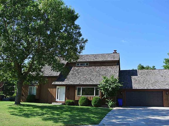 2nd image of 1414 Holly Ln