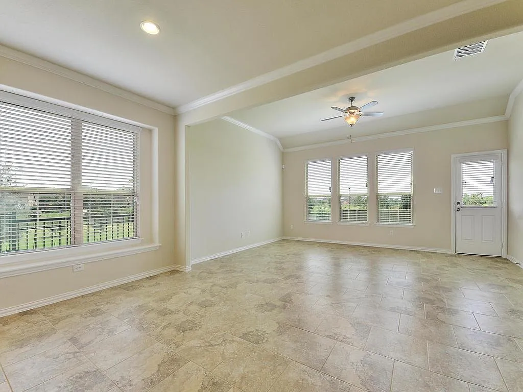4 bed, 2.5 bath, 2743 sqft, $2,700 — Photo 4