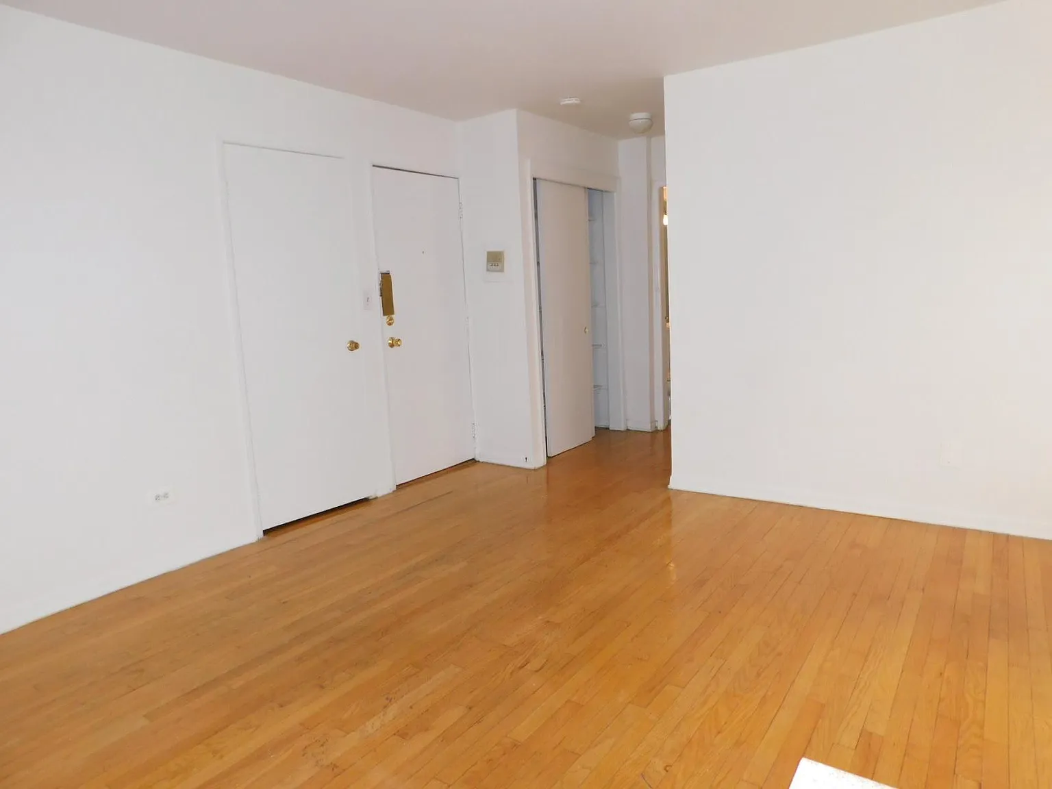 915 Hinman — Photo 3