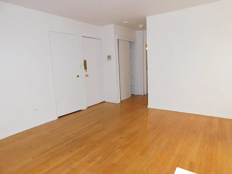 915 Hinman — Photo 3