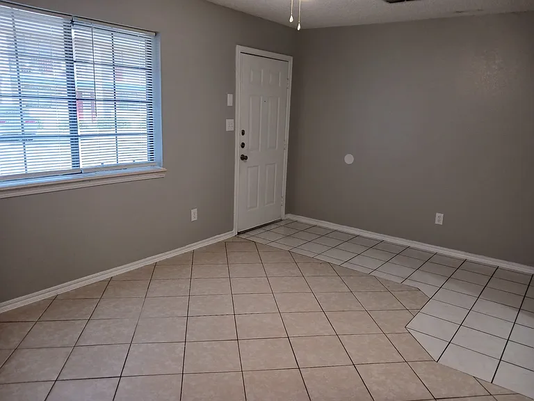2202 W Elisa Ln #4 — Photo 2