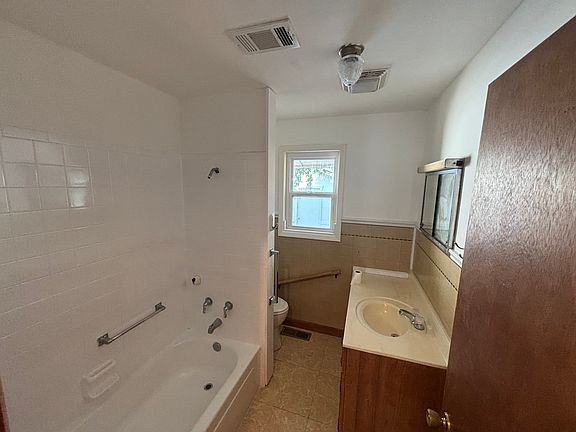 4th image of 2404 Willow Rd