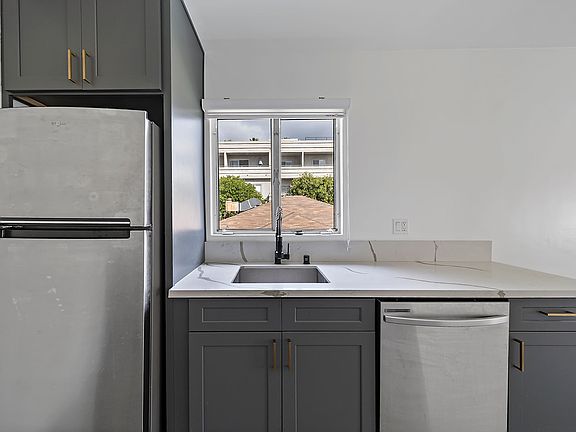5th image of 167 S Oak Knoll Ave APT 8