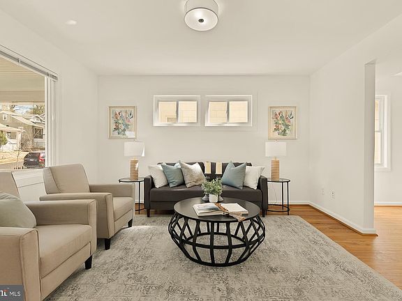 4th image of 2425 Perry St NE