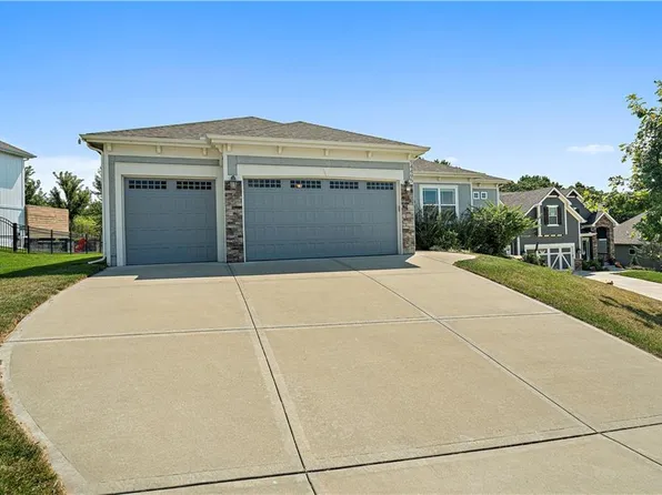 14495 Summit Rdg, Parkville, MO 64152