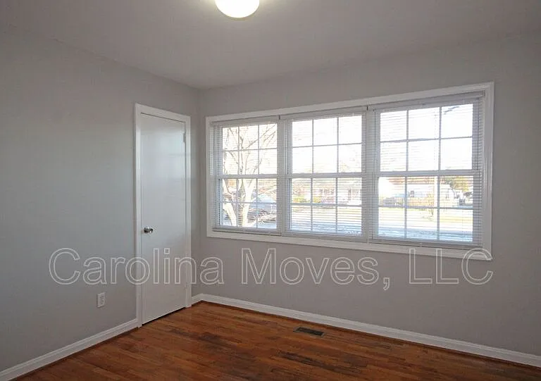 16 Ashwood Ave — Photo 10