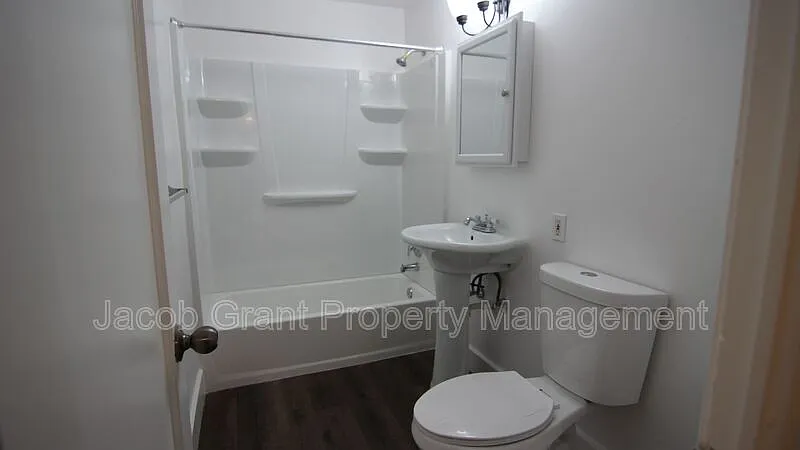 4 bed, 2.0 bath, 1400 sqft, $1,325 — Photo 4