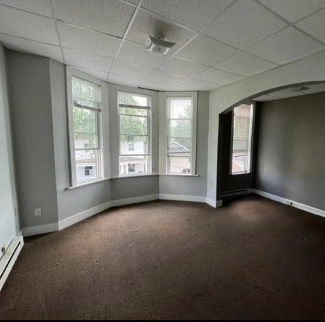 6 bed, 2500 sqft, $3,000 — Photo 1
