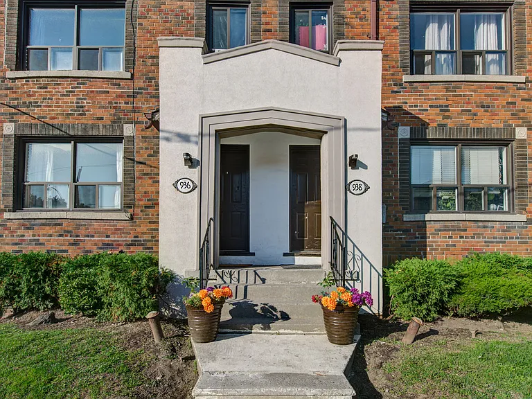 938 Avenue Rd #3 — Photo 35
