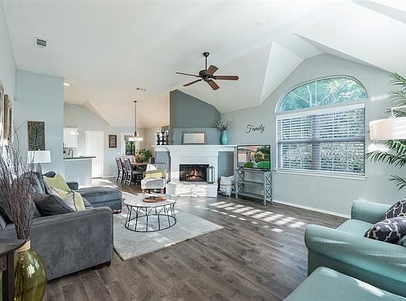 3rd image of 809 Lake Bluff Dr