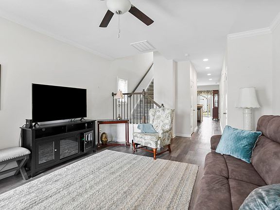 5th image of 251 Samuel St