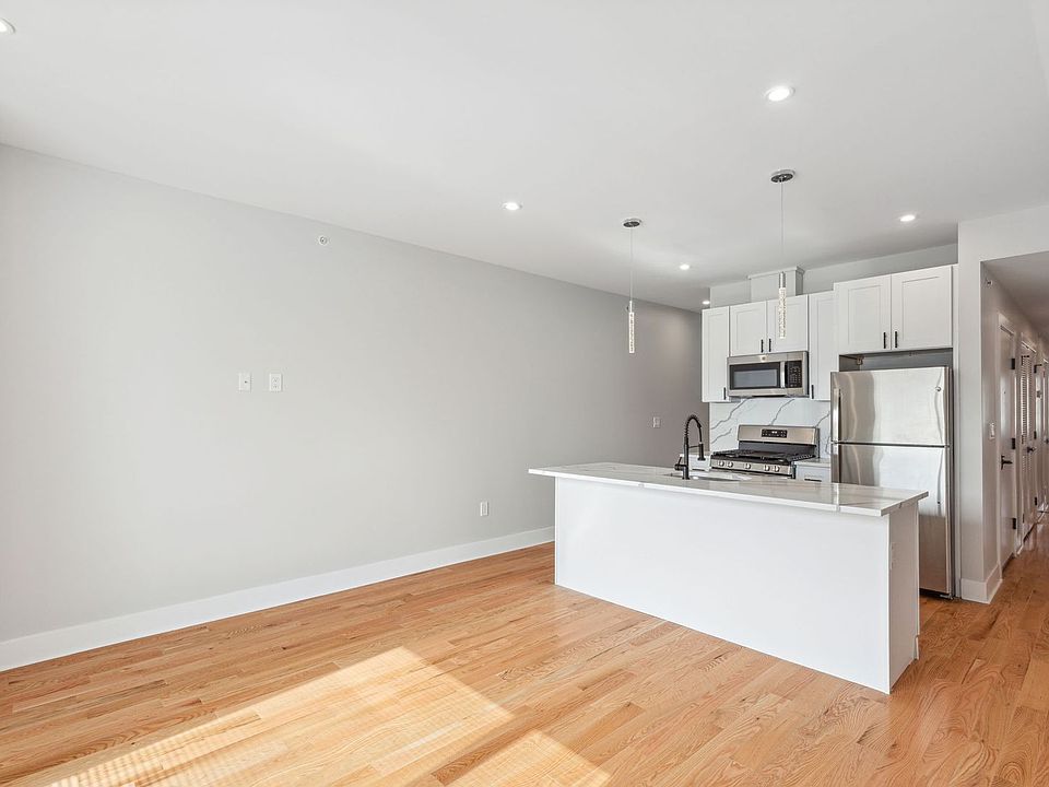 1st image of 2425 W Thompson St