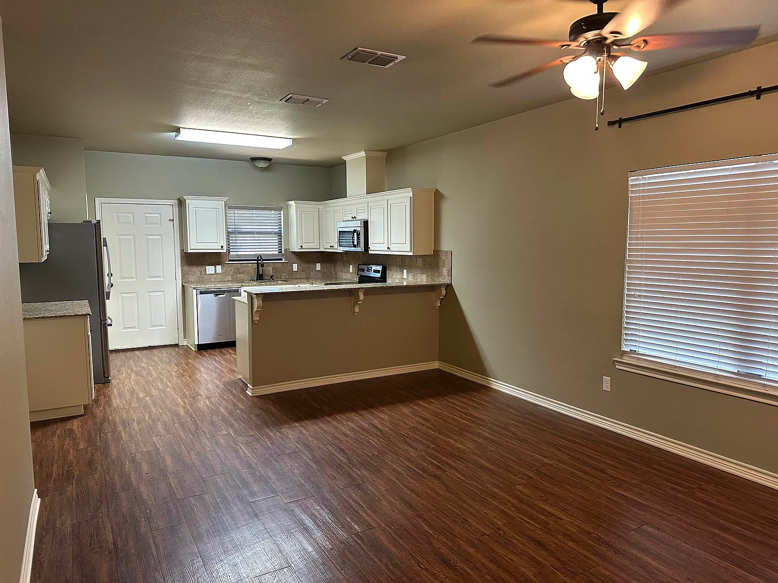3 bed, 2.0 bath, 1087 sqft, $1,900 — Photo 3