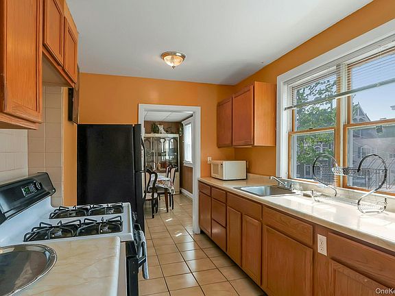 4th image of 12 E Catherine Street
