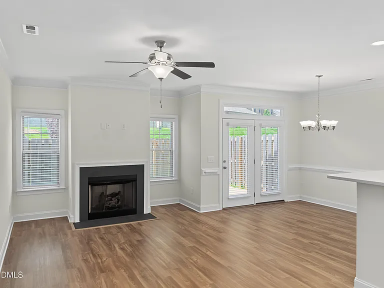 1018 Bonanza Ln — Photo 4