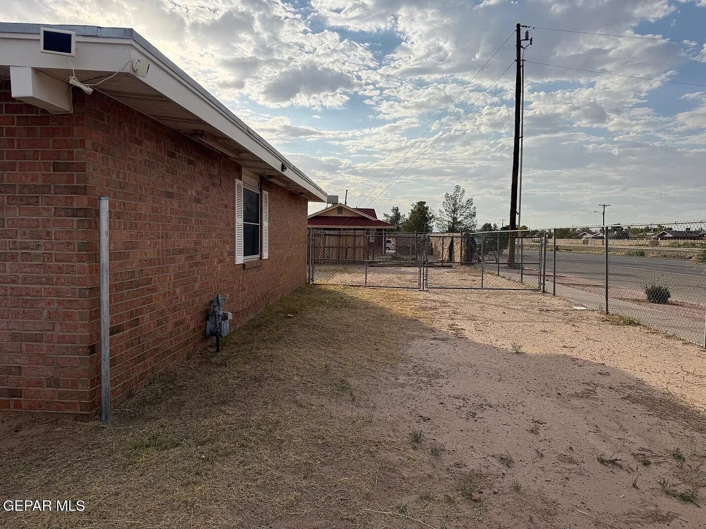 3 bed, 1.0 bath, 909 sqft, $1,250 — Photo 2