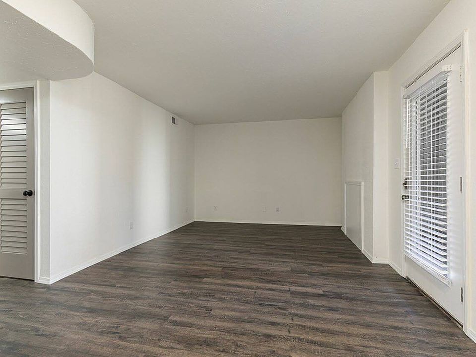 2 bedroom, 1 bathrom