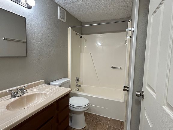 4th image of 221 Waterbury Ct