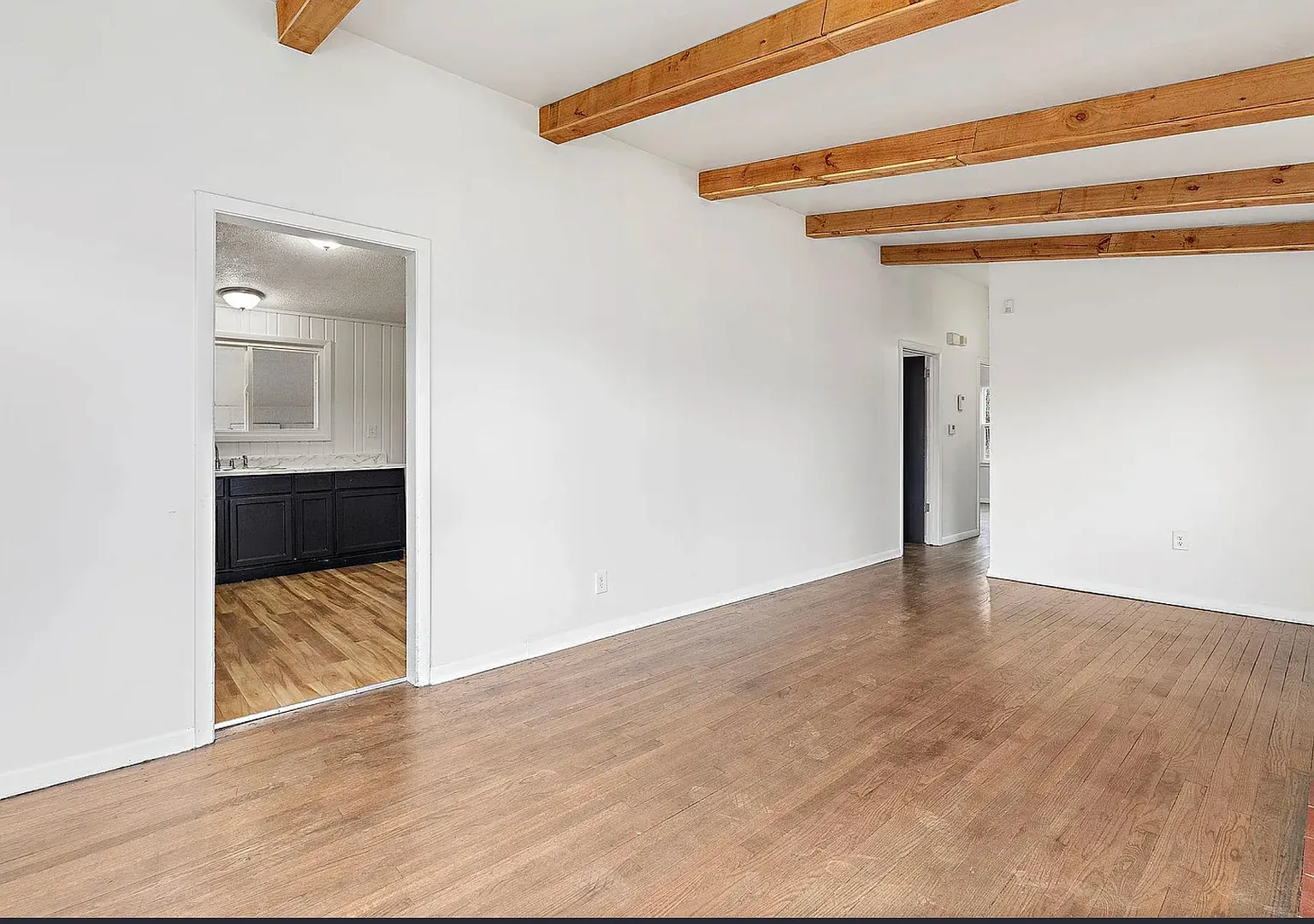 Charming 3 bedroom home with huge yard! — Photo 4