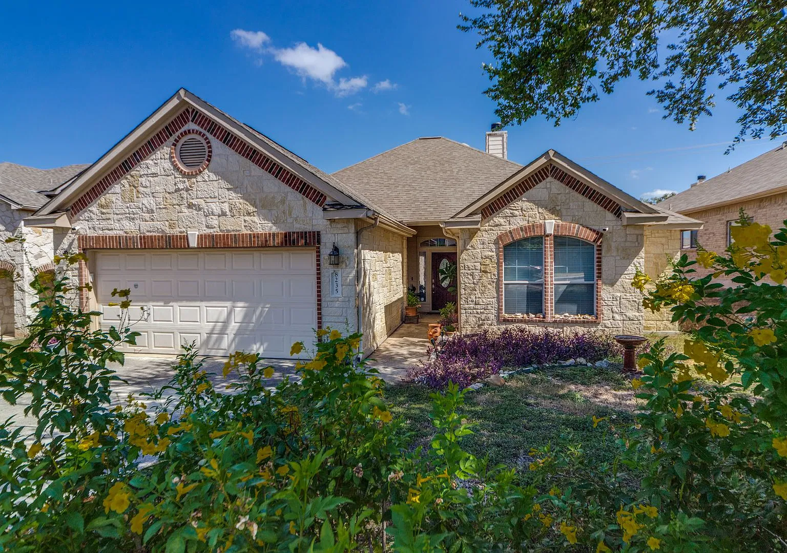 Beautiful Single Story Home In Hills Of Rivermist — Photo 2