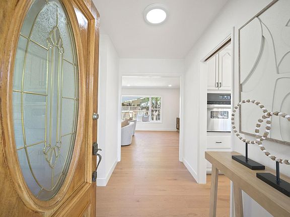 5th image of 482 Radcliffe Dr