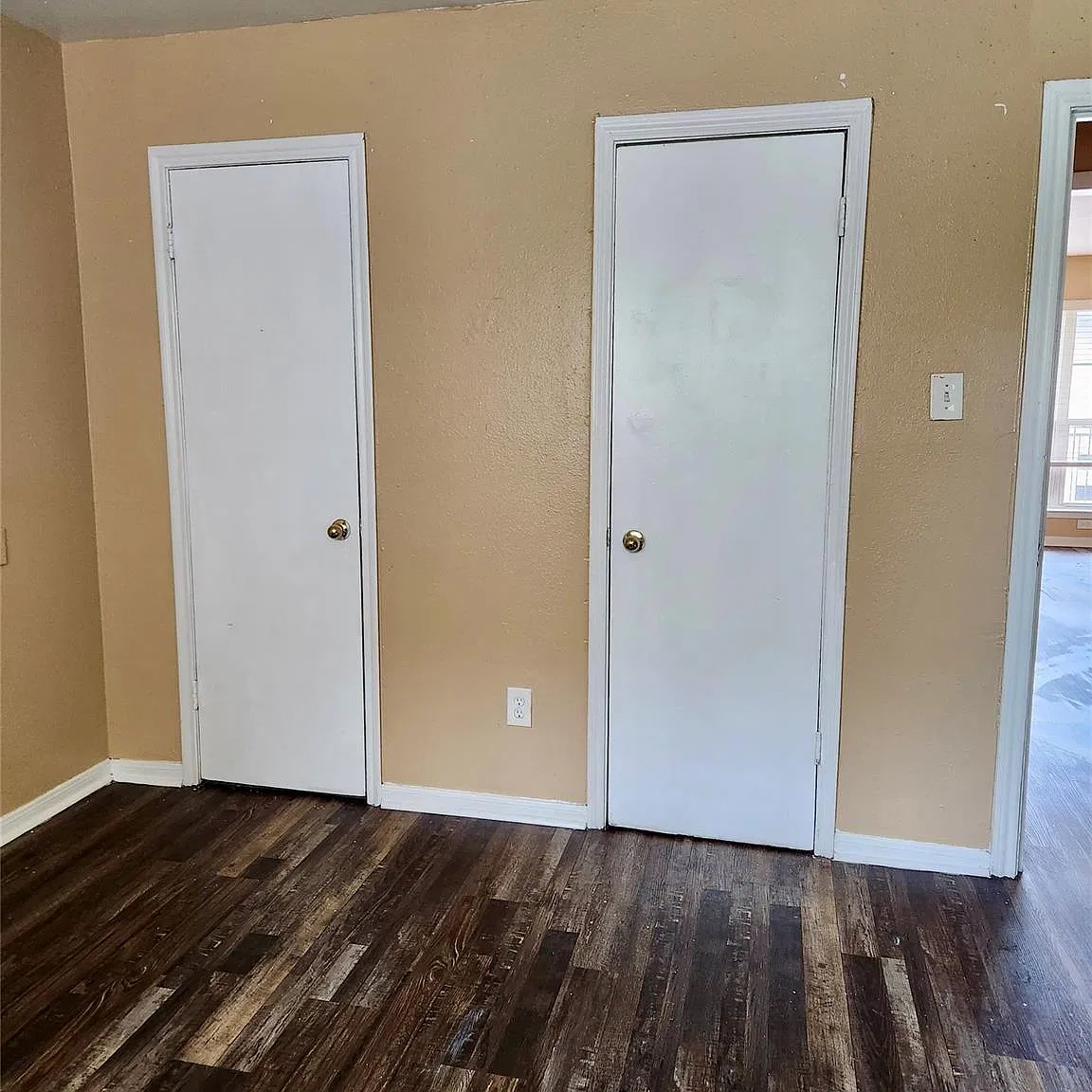 6518 Sloan St — Photo 2