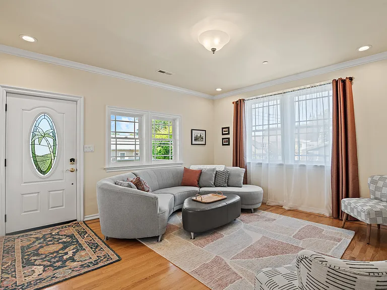 511 Baker St — Photo 2