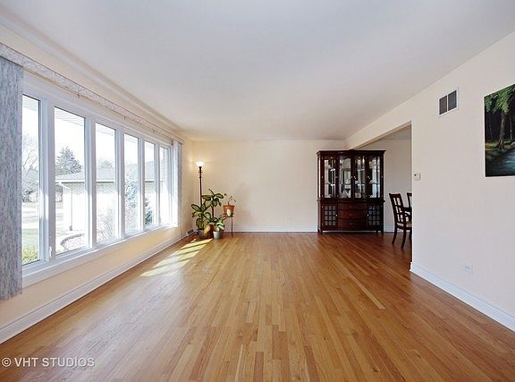 2nd image of 8520 Pine St