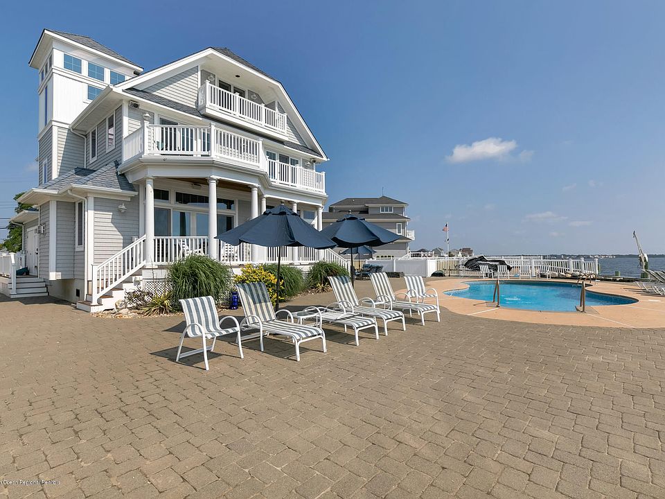 1st image of 581 Bayview Dr