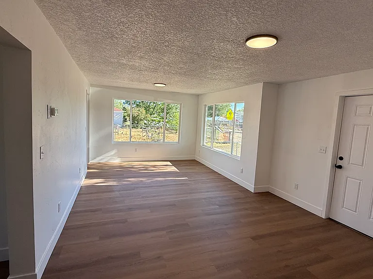 469 W 2nd St #7 — Photo 19