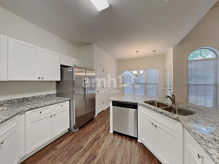 805 Lincoln Sq — Photo 4