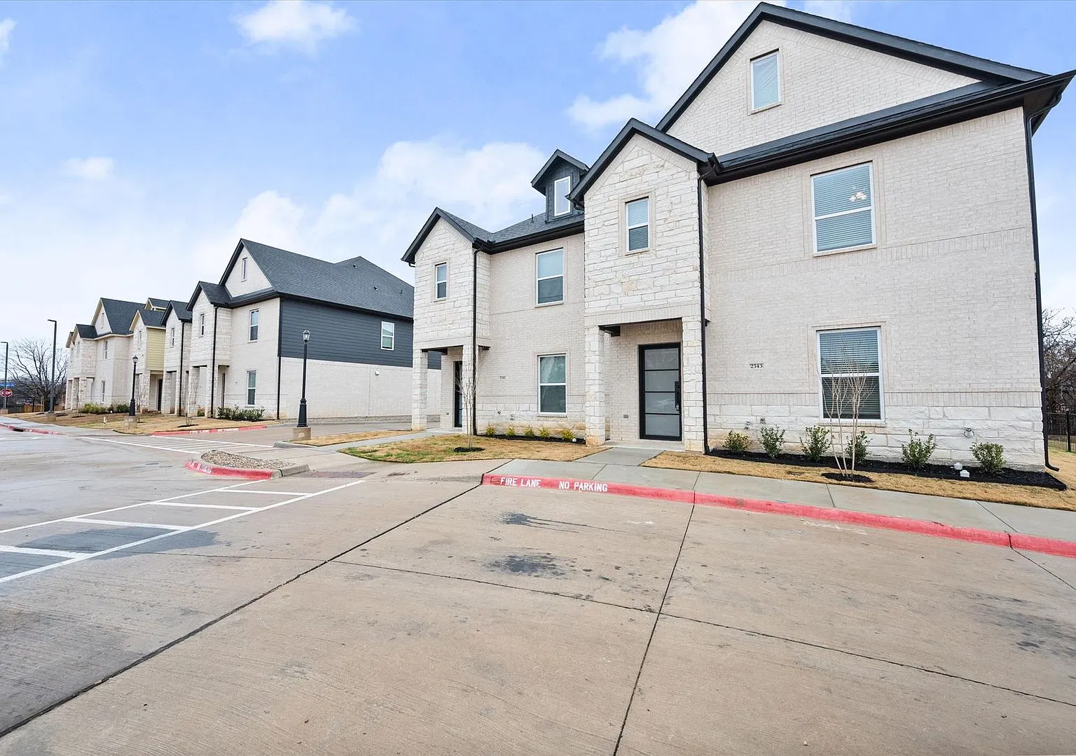 Luxury Arlington Townhome - Gated Community — Photo 3