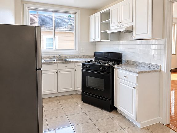 4th image of 138 N 15th St APT 2