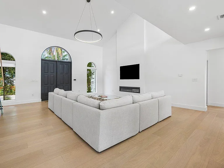 1366 SW 4th Ct — Photo 8