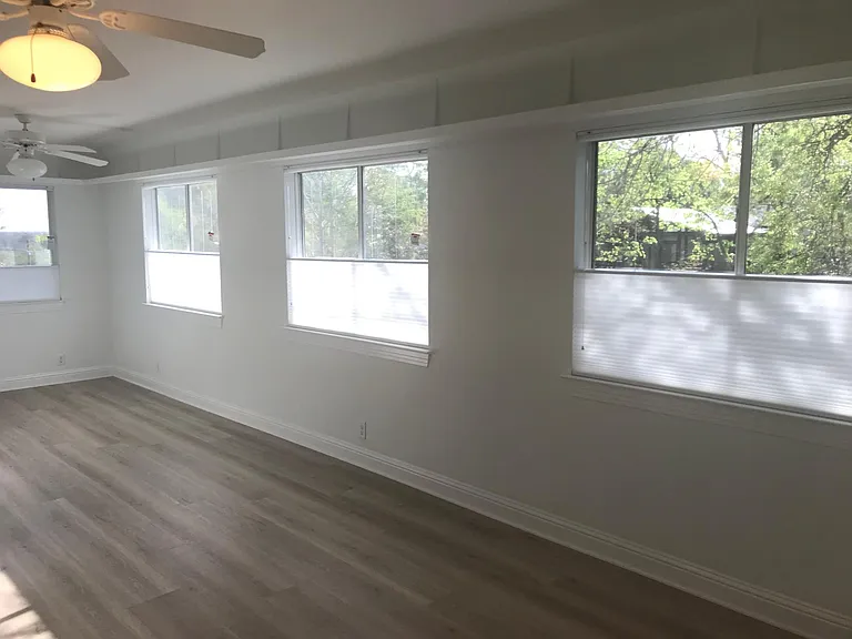 1109 Summit St — Photo 16