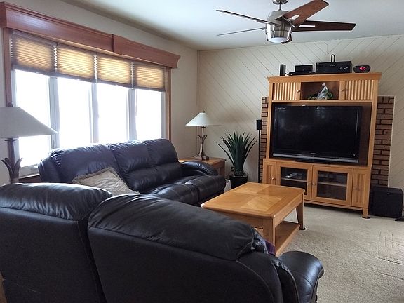 Living room w/natural light