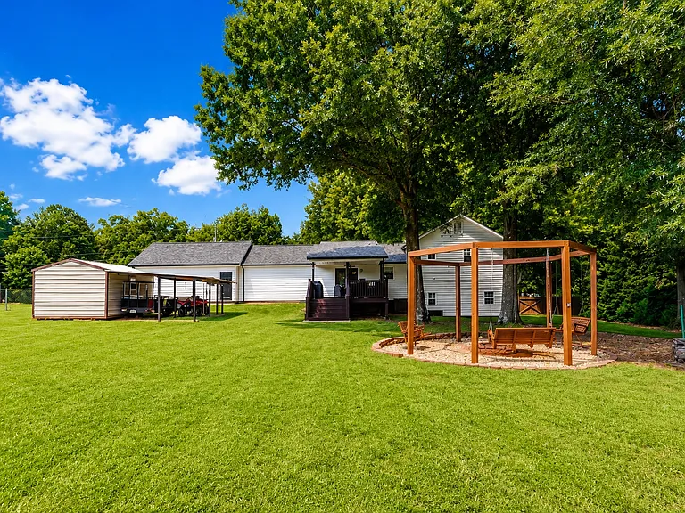 483 Whispering Oaks Dr — Photo 3