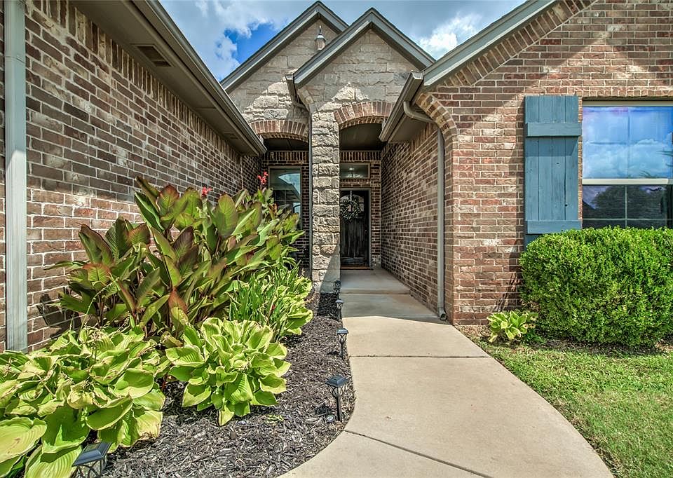 1st image of 905 NW 189th Cir