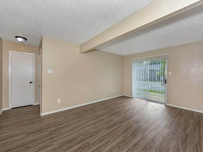 Oak Manor Apartments — Photo 7
