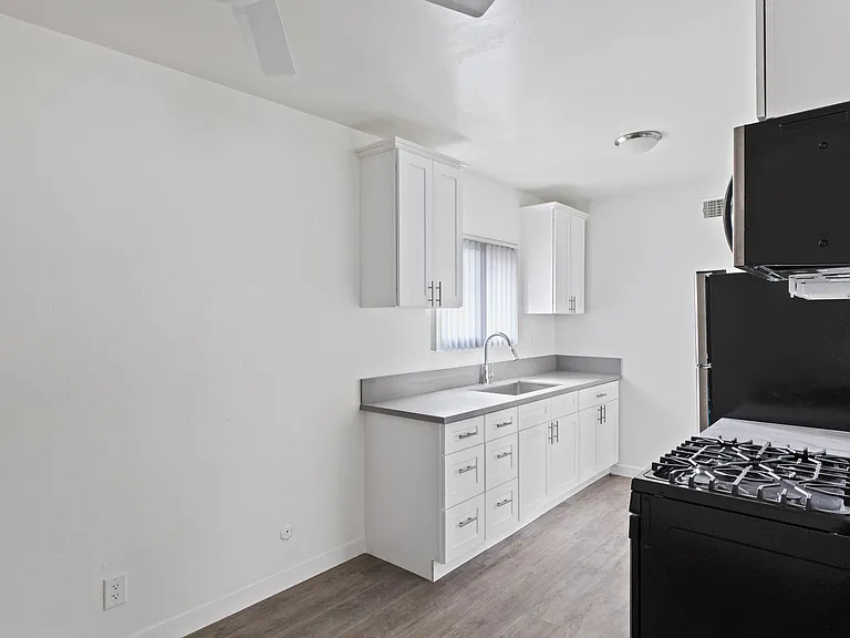Tarzana Court Apartments — Photo 12