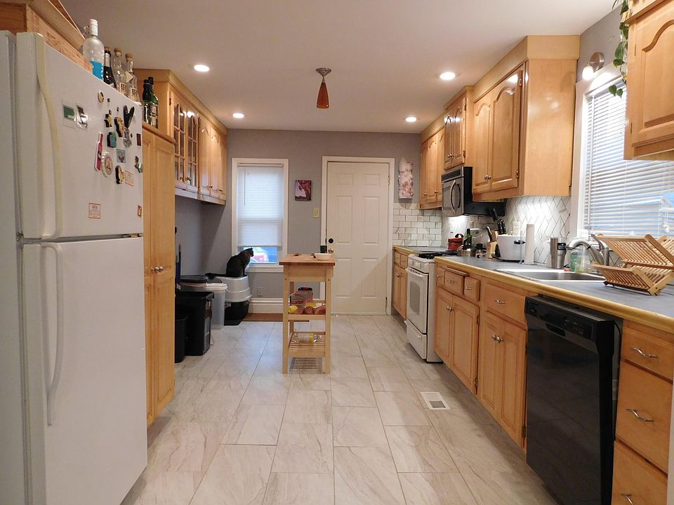 Kitchen w/ all appliances